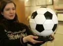 ウィーンの葬儀社がサッカーボール型の骨つぼを販売